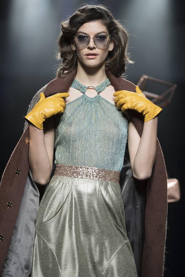 Los diseños de Ion Fiz, caracterizados por muchas telas metalizadas como el lúrex, combinados con lamé o lana. 