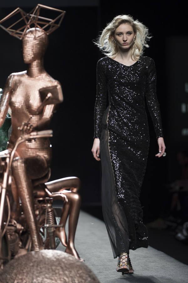 Los diseños de Ion Fiz, caracterizados por muchas telas metalizadas como el lúrex, combinados con lamé o lana. 