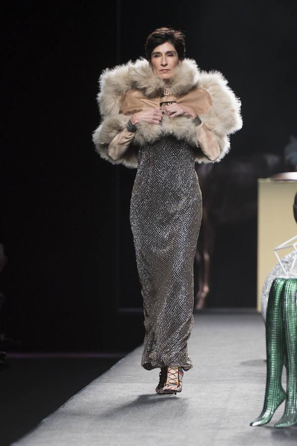 Los diseños de Ion Fiz, caracterizados por muchas telas metalizadas como el lúrex, combinados con lamé o lana. 