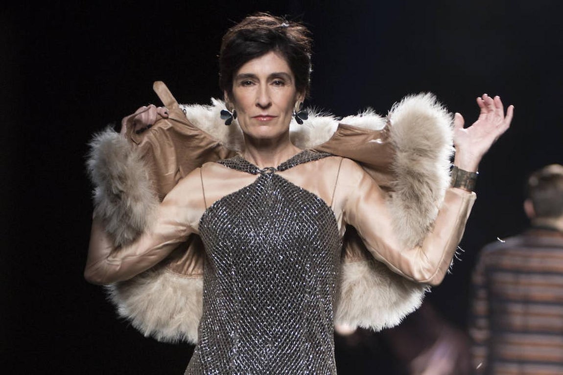 Los diseños de Ion Fiz, caracterizados por muchas telas metalizadas como el lúrex, combinados con lamé o lana. 