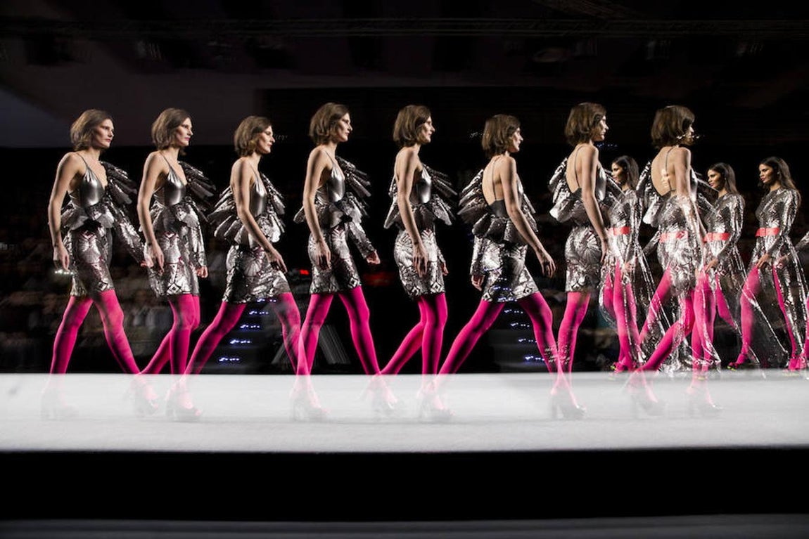 Basándose en la sastrería masculina, Juana Martín ha resuelto prendas femeninas. 