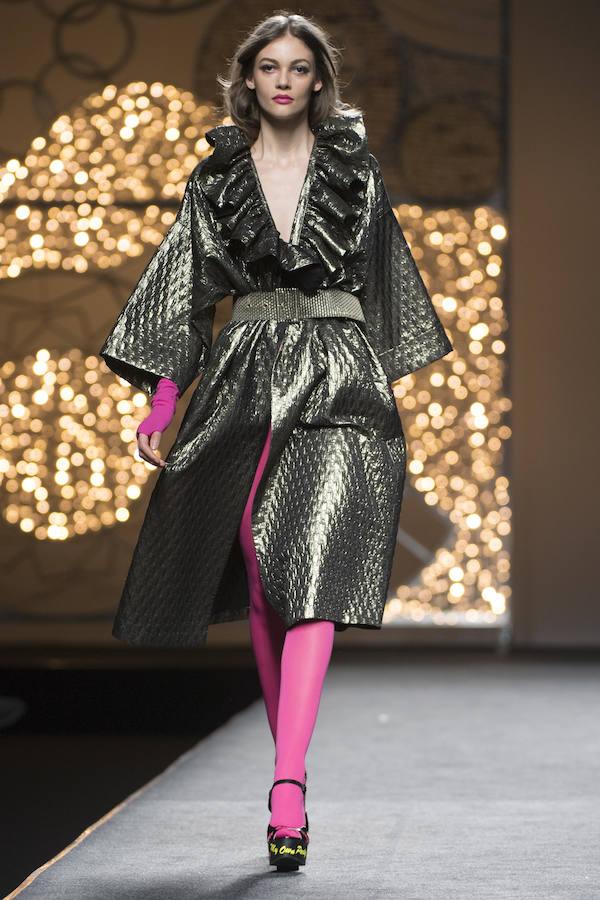 Basándose en la sastrería masculina, Juana Martín ha resuelto prendas femeninas. 