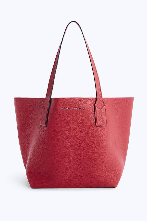 Marc Jacobs. Modelo Tote en piel de color rojo. (Precio: De 420 a 210 euros)