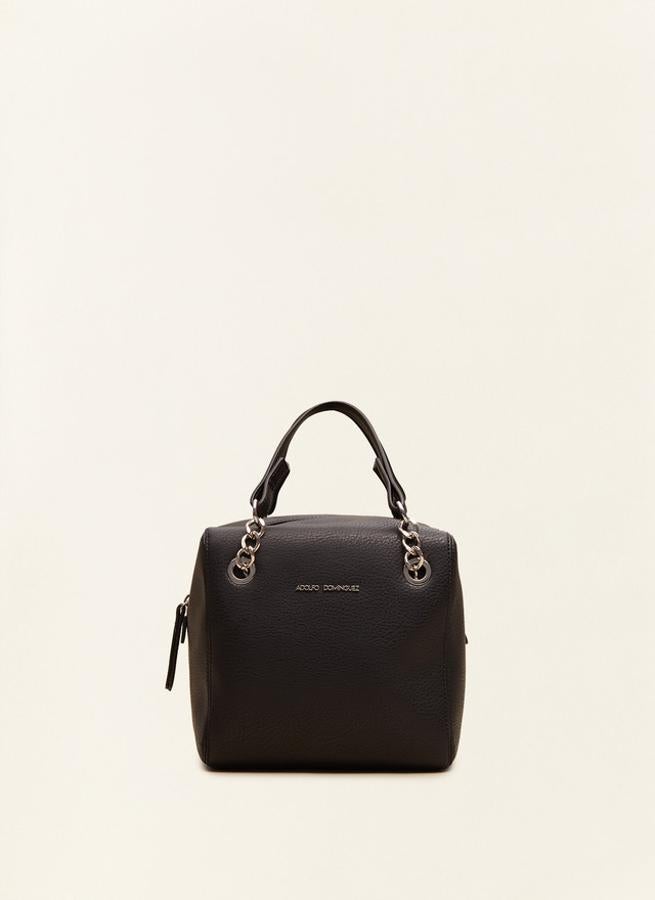 Adolfo Domínguez. Bowling cuadrado de piel en color negro. (Precio: De 180 a 104 euros)