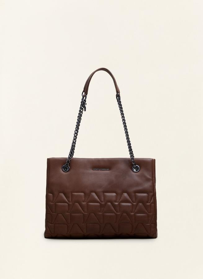 Adolfo Domínguez. Shopper acolchado con logotipo. (Precio: De 248 a 139 euros)