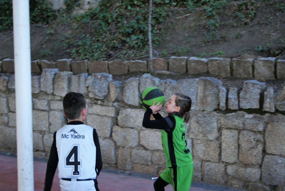 Las mejores imágenes del encuentro de baloncesto entre Virgen de Mirasierra “A” y Nuestra Señora de las Nieves