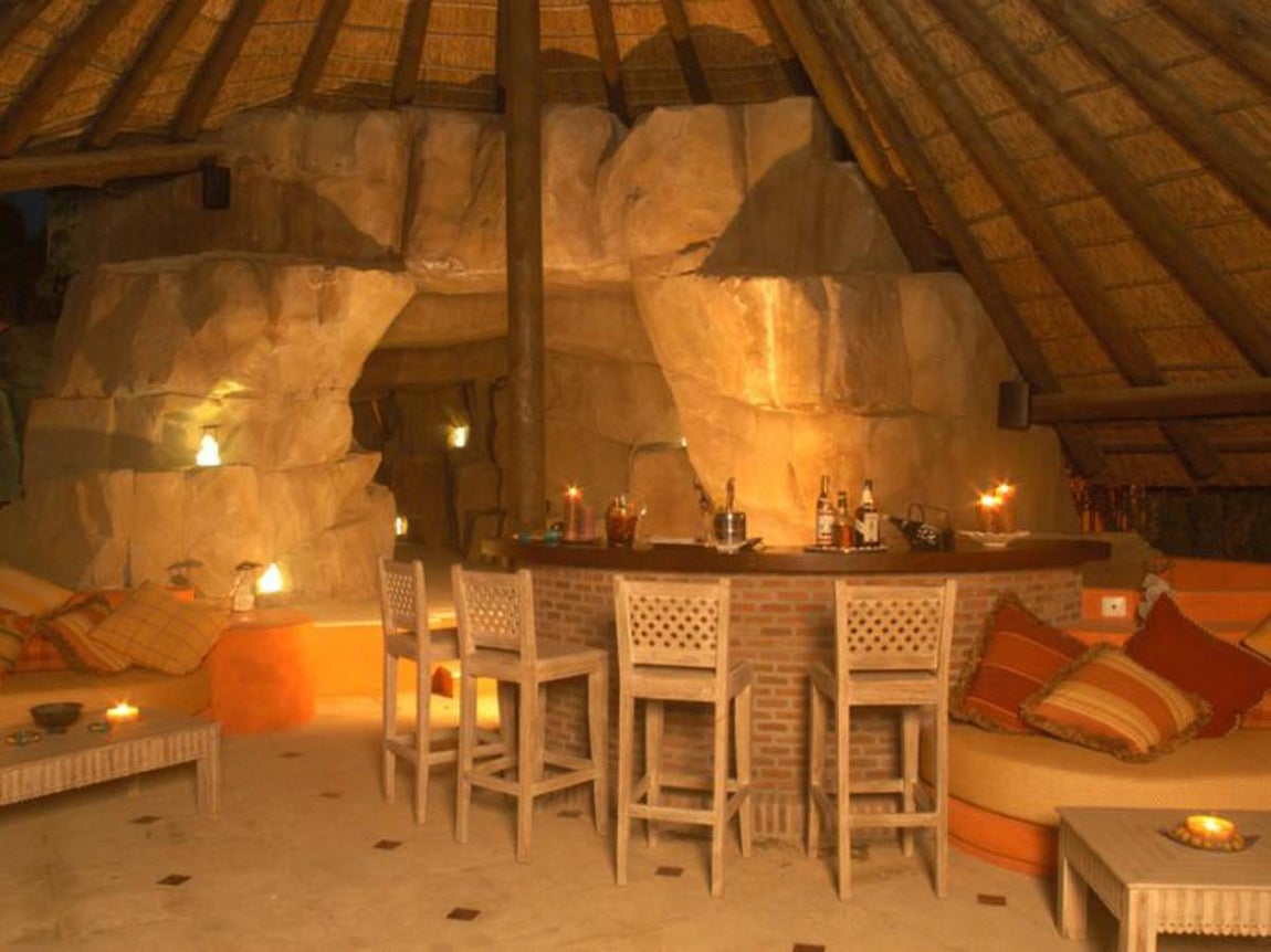 Bar. De las tres casas que hay en la villa, una de ellas está destinada a ofrecer la mejor experiencia a las visitas. En este bar el placer de la vida social alcanza su punto álgido