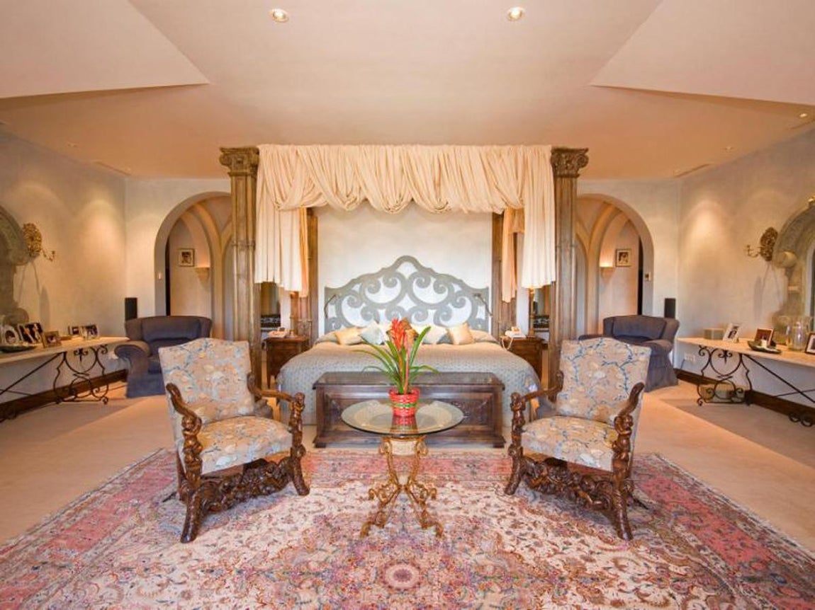 Dormitorio con suite. La segunda planta es un lujo digno de la realeza: es un enorme dormitorio con suite