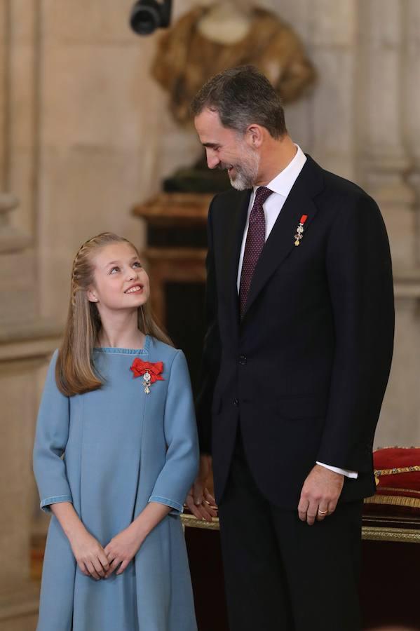 El Rey impone a la Princesa el Toisón de Oro que perteneció a Don Juan. 