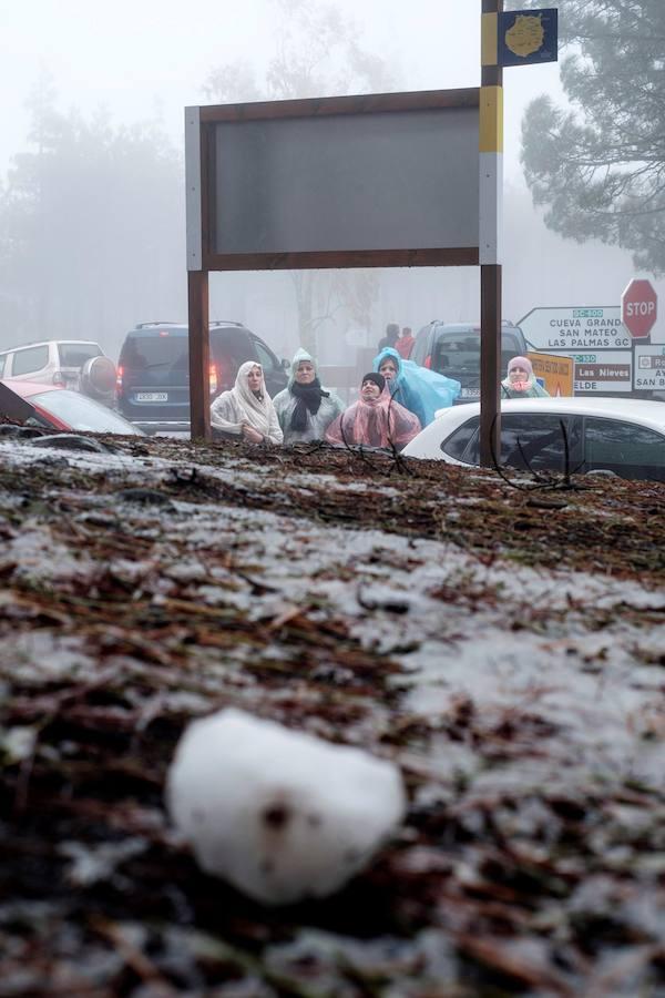 Muchas personas aprovecharon la apertura de las carreteras de acceso a la cumbre de Gran Canaria, para disfrutar de la nieve caída.. 