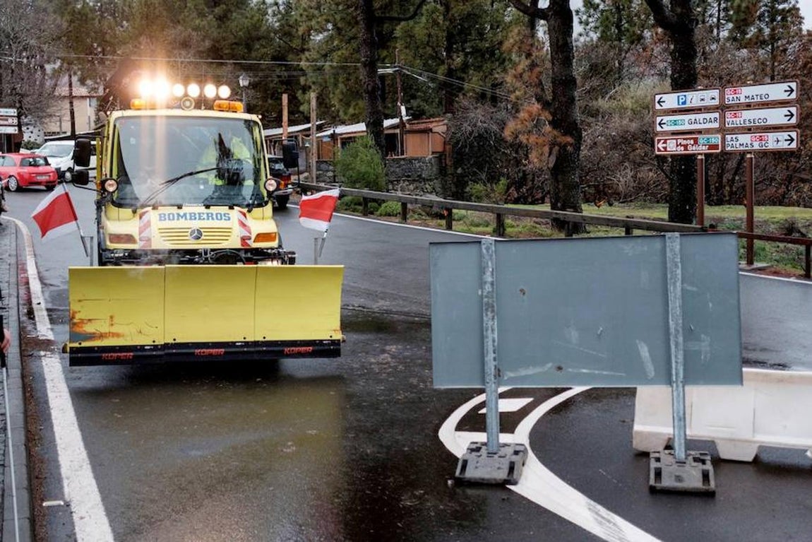 Un quitanieves accede a las carreteras de la cumbre de Gran Canaria, antes de que estas se abriesen al tráfico (más tarde, volvieron a cerrar).. 