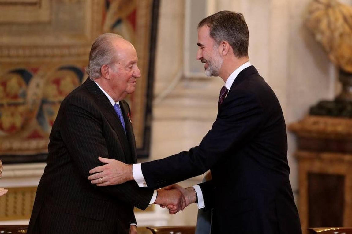 El Rey impone a la Princesa el Toisón de Oro que perteneció a Don Juan. 