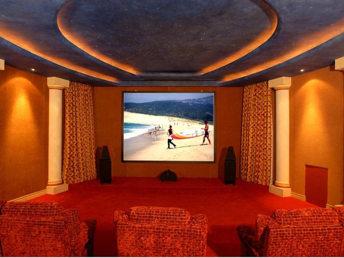 Cine. Se encuentra en la planta baja, junto al vestíbulo y el comedor principal, tiene espacio para varios espectadores