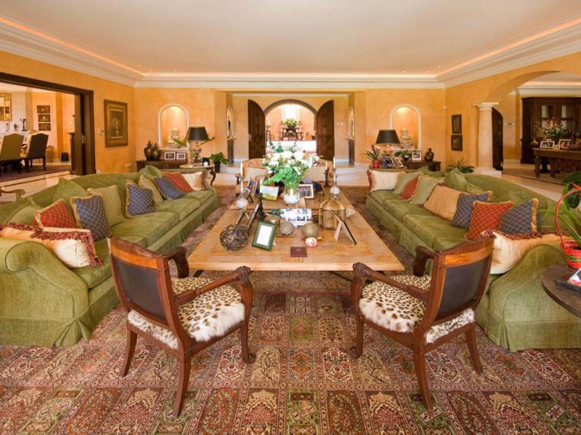 Salones. El salón de la vivienda principal está en la primera planta, a la que se accede a través de las enormes escaleras. La estancia comunica con una lujosa cocina, un comedor y una sala de televisión. Desde otra perspectiva, el salón está abierto al jardín y tiene una terraza con vistas