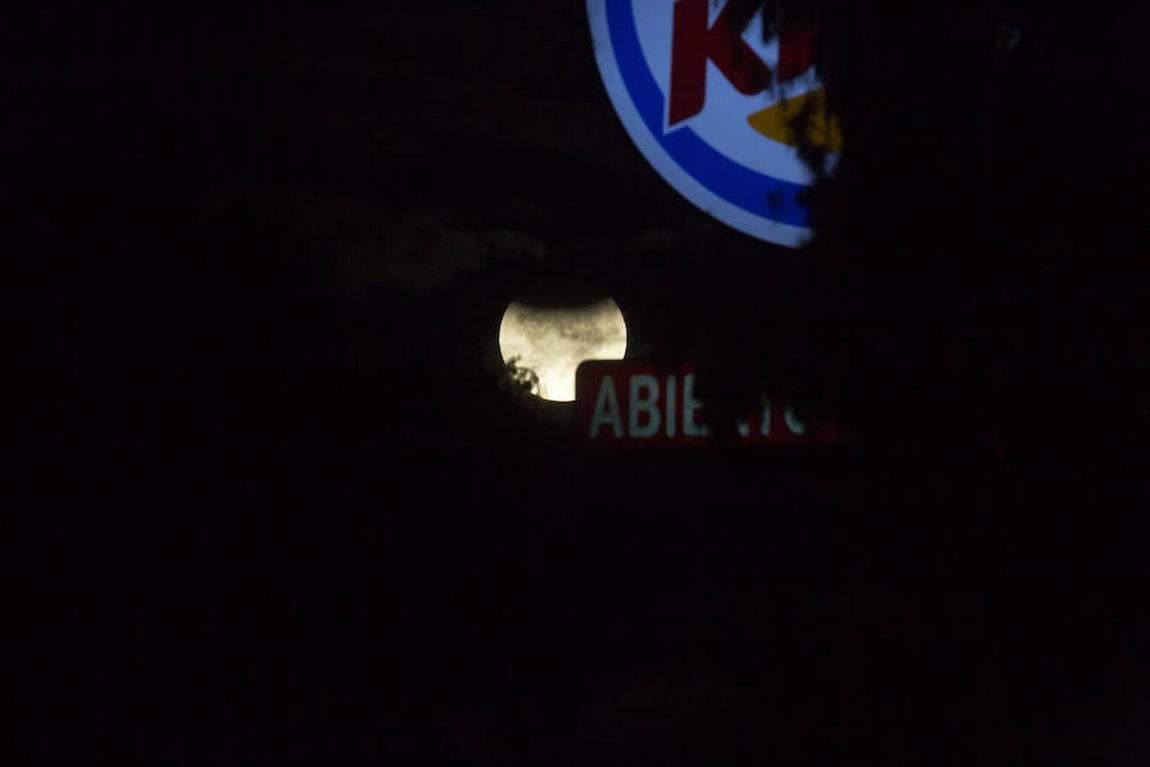 Las imágenes más impactantes de la superluna. Así asomaba la superluna desde Ciudad de Guatemala (Guatemala)