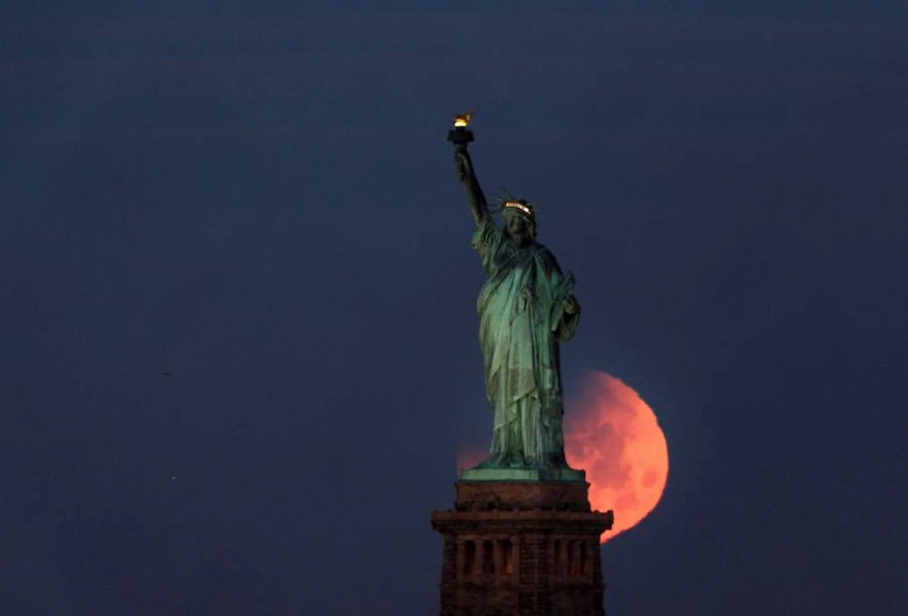 Las imágenes más impactantes de la superluna. Vista de la Estatua de la Libertad con la superluna de fondo (Nueva York)
