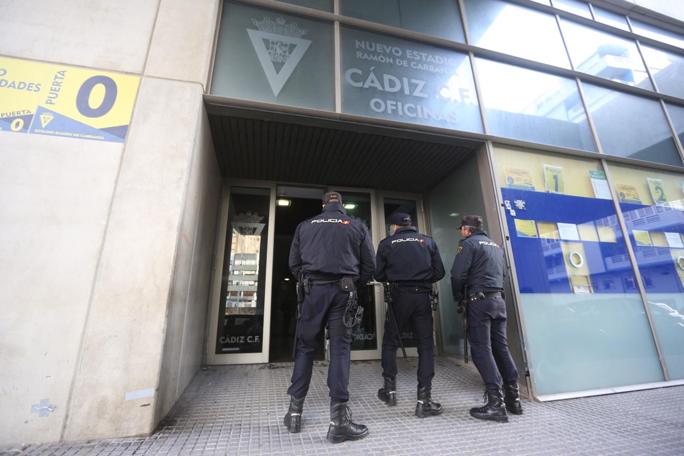 La Policía registra las oficinas del Cádiz CF por orden judicial