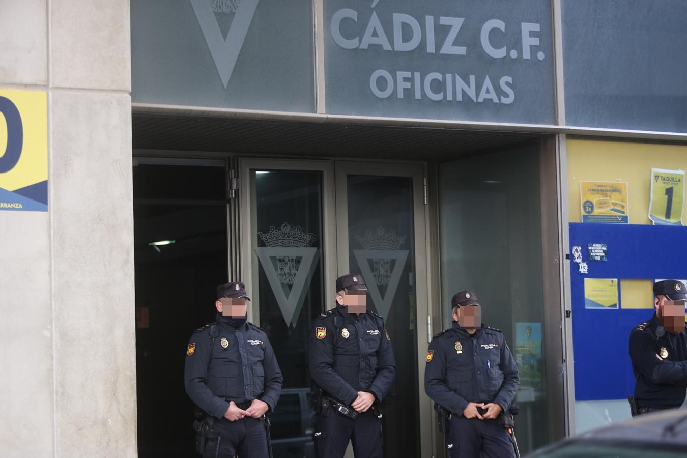 La Policía registra las oficinas del Cádiz CF por orden judicial