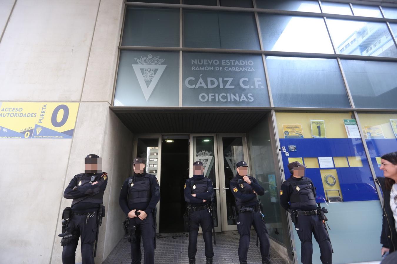 La Policía registra las oficinas del Cádiz CF por orden judicial