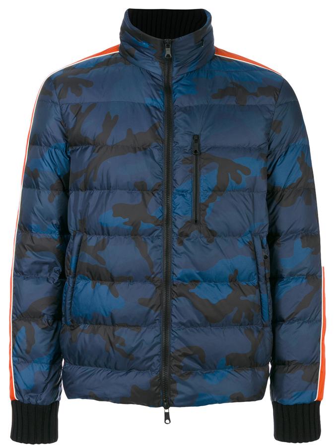 Plumífero de Valentino. Abrigo acolchado con estampado militar en mezcla de algodón color azul marino de Valentino (Precio: 1.032 euros)