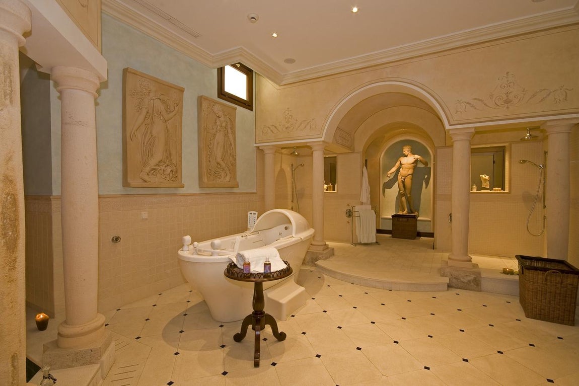 Cuarto de baño principal. En el dormitorio de la primera planta hay dos lujosos baños: uno para él y otro para ella