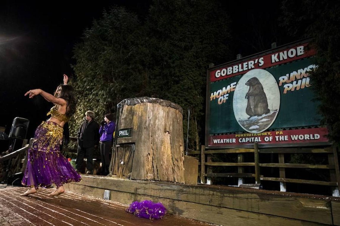Espectáculo de danza del vientre en la ceremonia del Día de la Marmota, que se celebra el 2 de febrero de cada año en Punxsutawney, en el estado de Pensilvania.. 