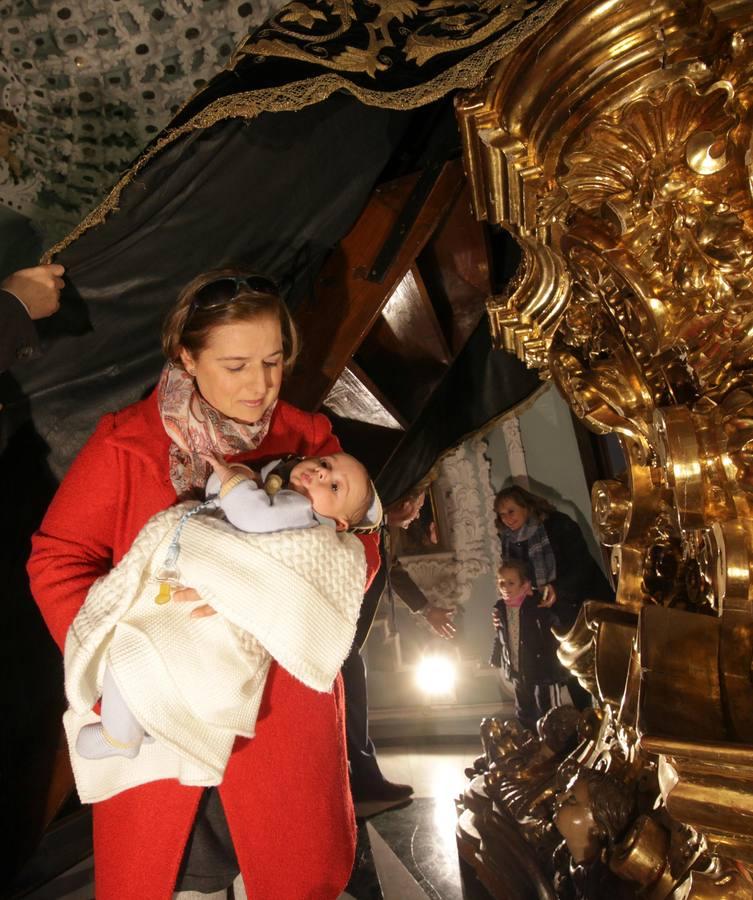 En imágenes, los niños bajo el manto de la Virgen de los Dolores