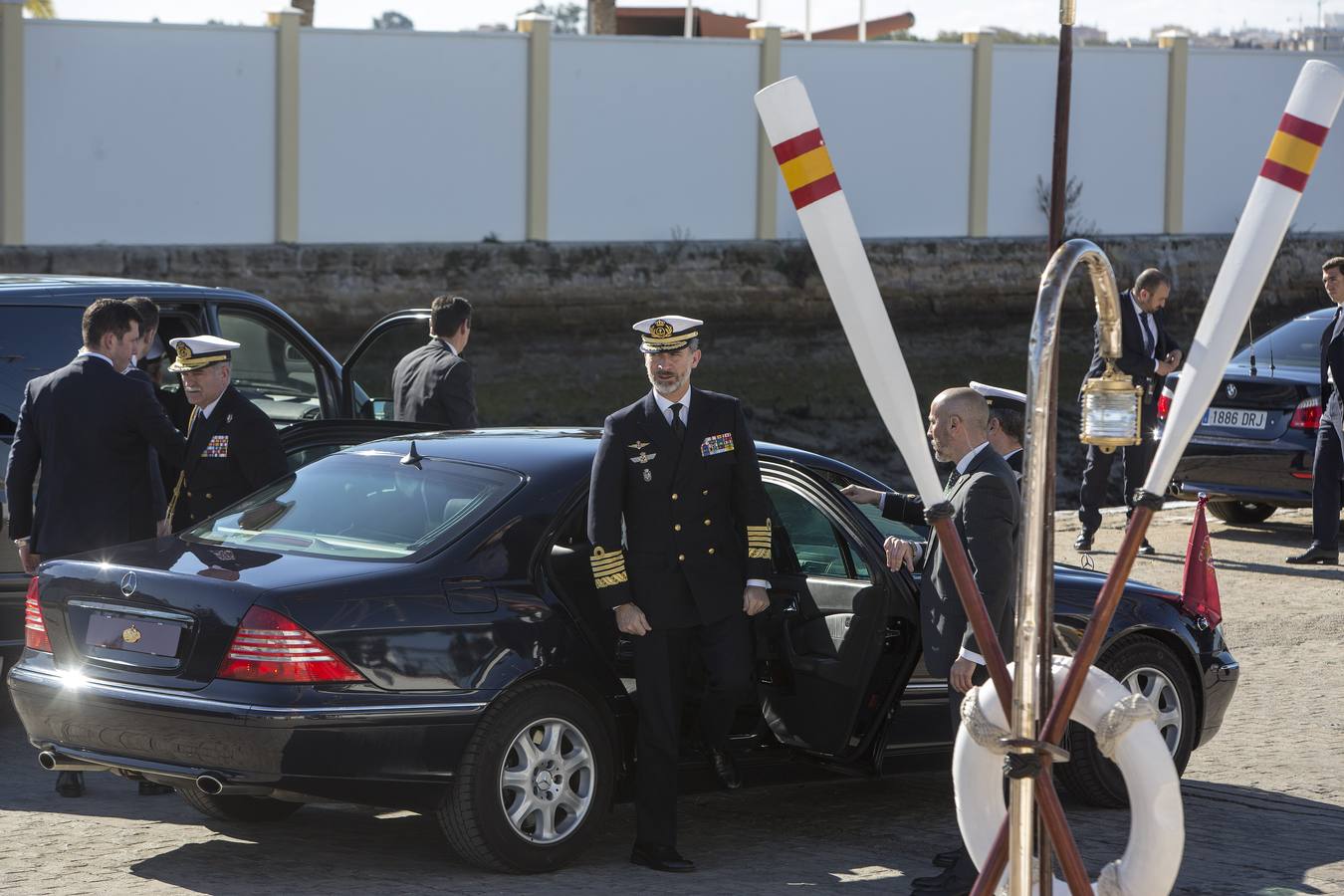 El Rey Felipe VI, acompañado de Juan Carlos I, visita el Elcano (I)
