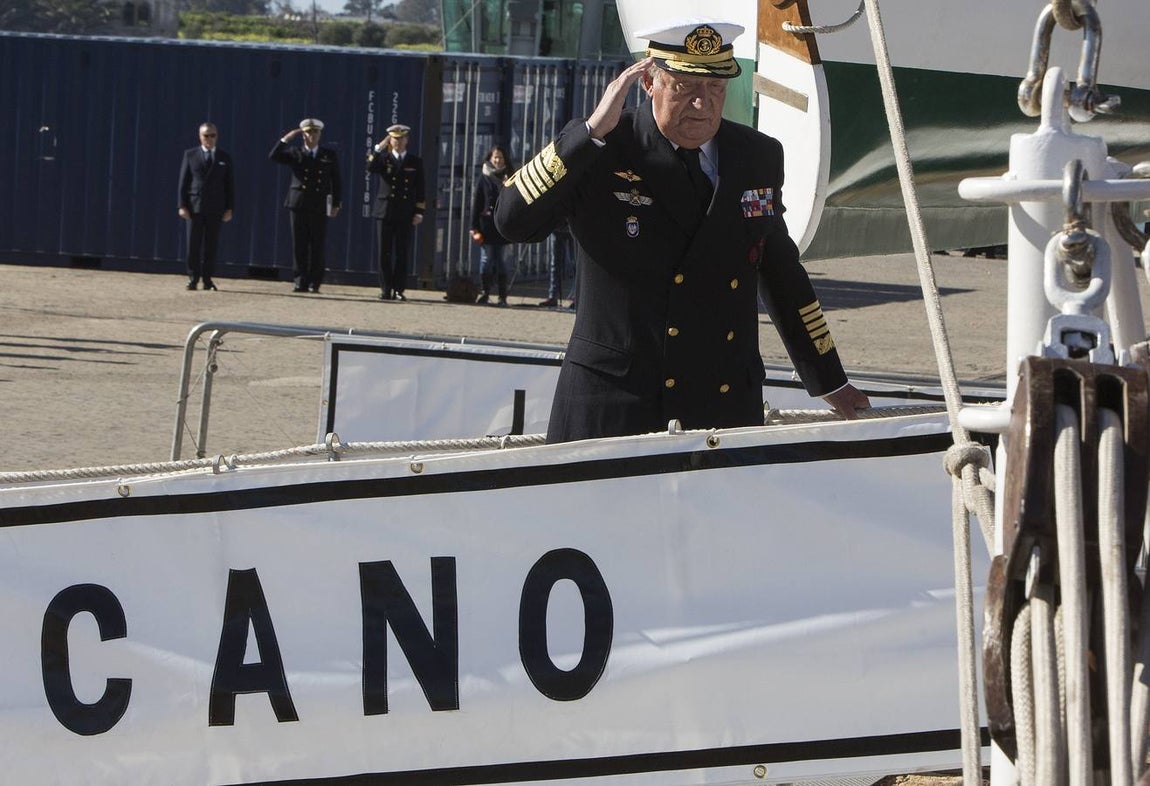 El Rey Felipe VI, acompañado de Juan Carlos I, visita el Elcano (I)