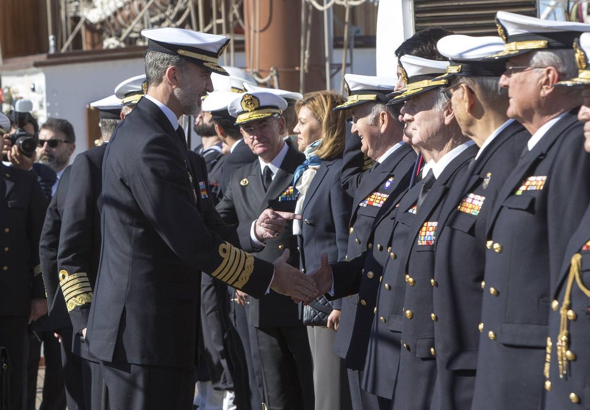 El Rey Felipe VI, acompañado de Juan Carlos I, visita el Elcano (II)