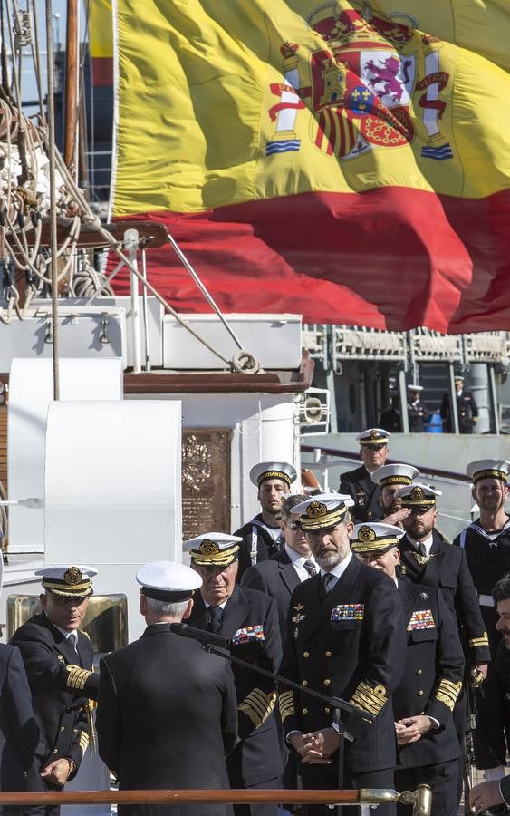 El Rey Felipe VI, acompañado de Juan Carlos I, visita el Elcano (II)