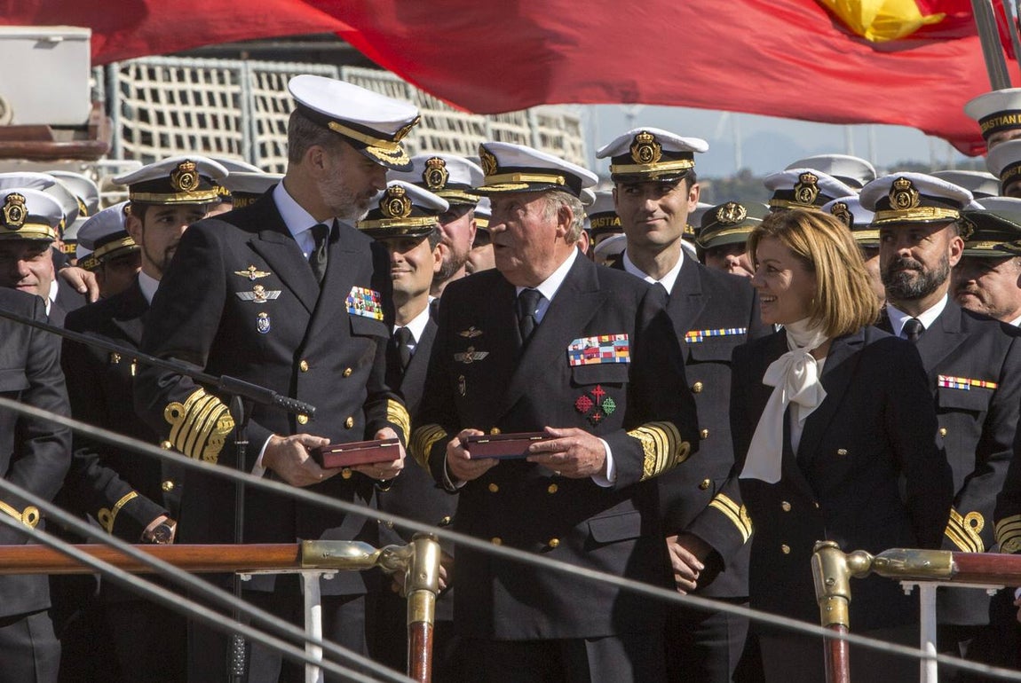 El Rey Felipe VI, acompañado de Juan Carlos I, visita el Elcano (II)