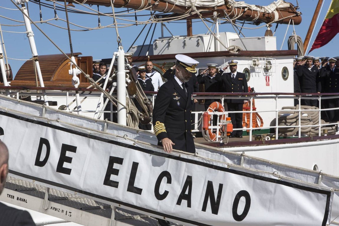 El Rey Felipe VI, acompañado de Juan Carlos I, visita el Elcano (II)