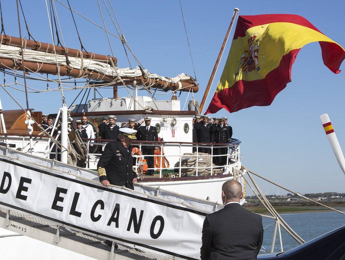 El Rey Felipe VI, acompañado de Juan Carlos I, visita el Elcano (II)