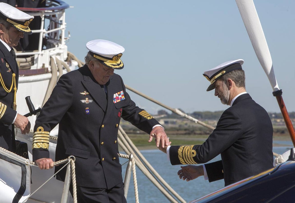 El Rey Felipe VI, acompañado de Juan Carlos I, visita el Elcano (II)