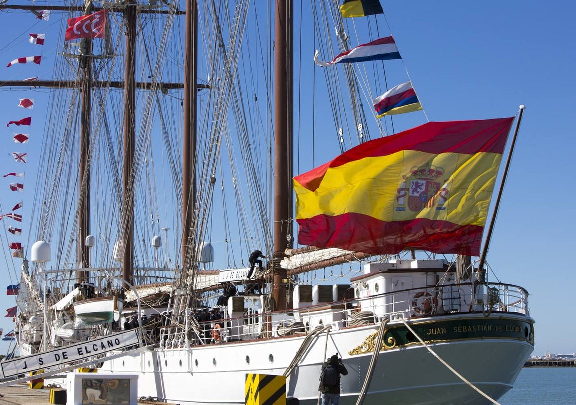 El Rey Felipe VI, acompañado de Juan Carlos I, visita el Elcano (II)
