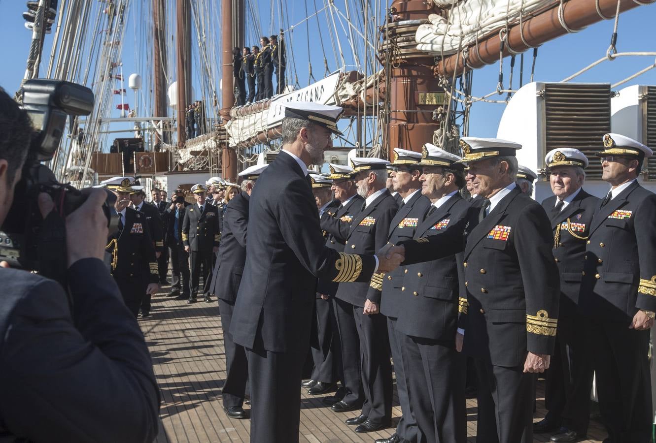 El Rey Felipe VI, acompañado de Juan Carlos I, visita el Elcano (II)