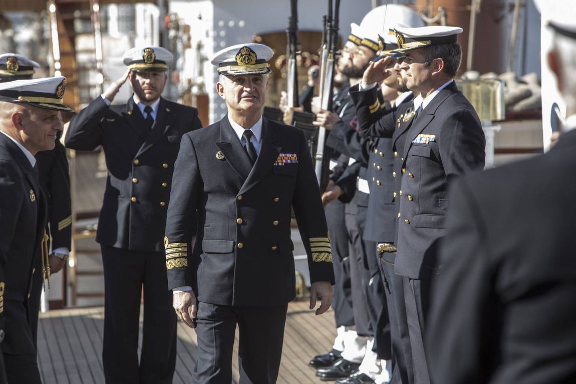 El Rey Felipe VI, acompañado de Juan Carlos I, visita el Elcano (II)