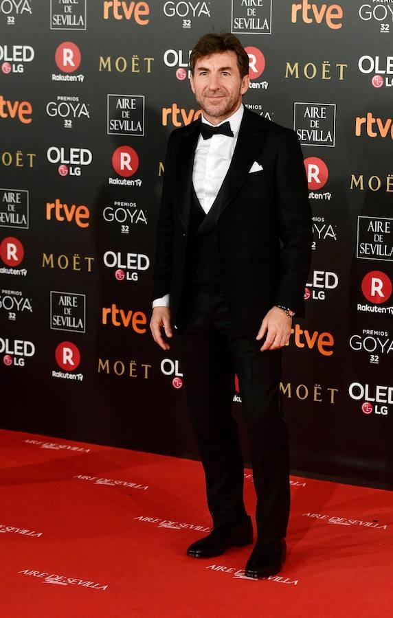 La alfombra roja de los Goya 2018, en imágenes. El actor Antonio de la Torre, nominado a Mejor Actor por «Abracadabra», con un esmoquin Toque de Sastre, zapatos Martinelli y gemos Suárez.