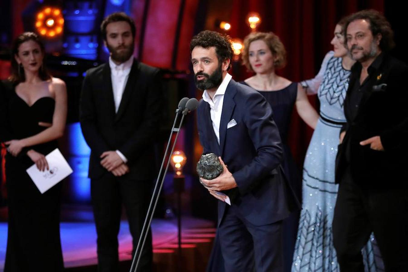 El realizador Rodrigo Sorogoyen tras recoger el premio al «Mejor cortometraje de ficción» por su trabajo «Madre», durante la 32 Edición de los Premios Goya que se celebra esta noche en el Madrid Marriott Auditorium Hotel.. 