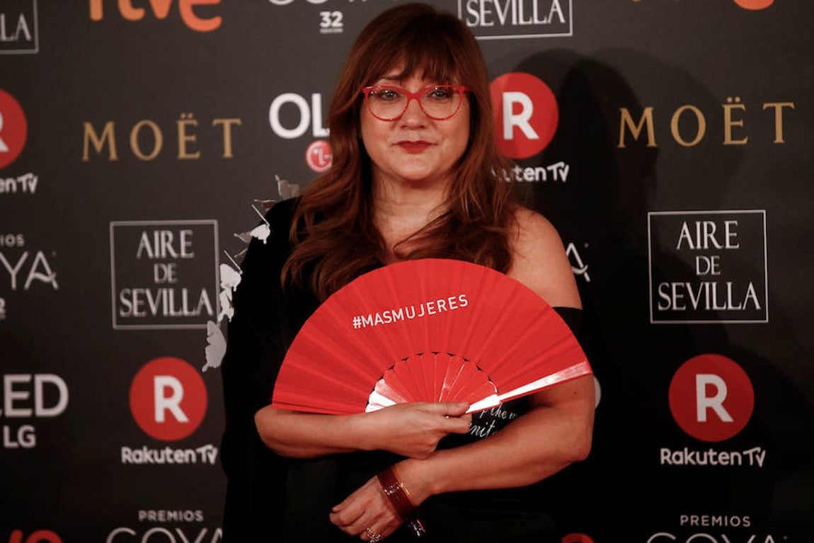 La alfombra roja de los Goya 2018, en imágenes. La directora Isabel Coixet, candidata a Mejor Director, Película y Guién Adaptado, entre otras, por «La Librería». Vieste de Marta Lafuente (Iribags).
