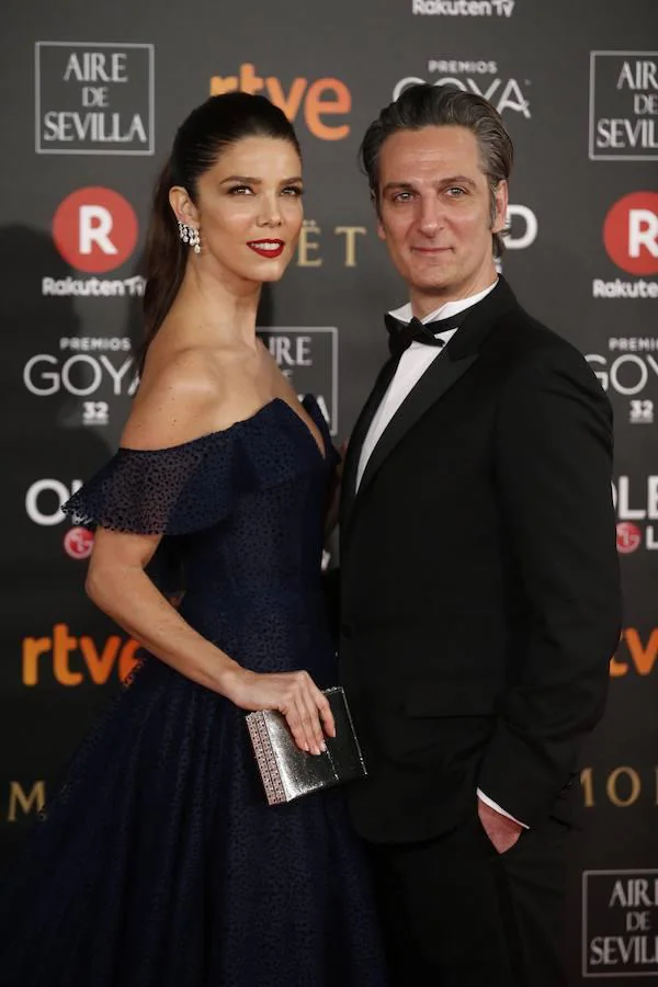 La alfombra roja de los Goya 2018, en imágenes. La actriz colombiana Juana Acosta vestido de  Pedro del Hierro con cluntch de Swarosvski y el actor Ernesto Alterio.