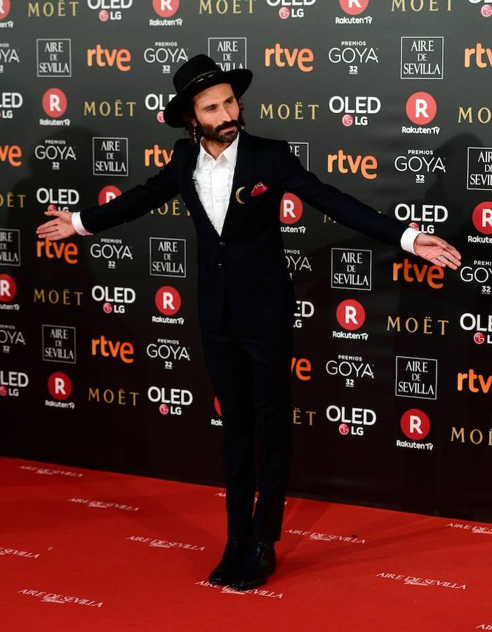 La alfombra roja de los Goya 2018, en imágenes. El cantante Leiva, nominado a Mejor Canción Original por «La llamada», posa con un traje de La Condesa y zapatos de Jimmy Choo.