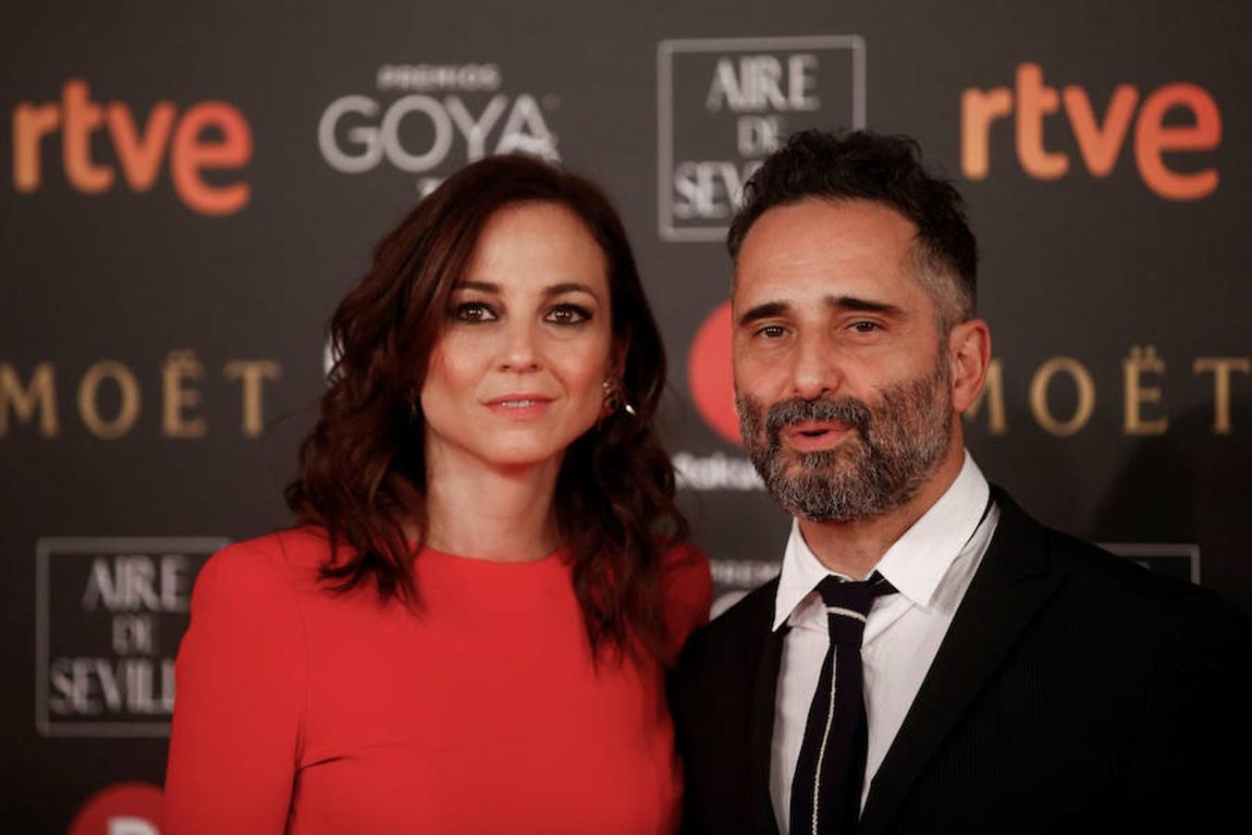 La alfombra roja de los Goya 2018, en imágenes. La cantante y actriz Leonor Waitling, con un vestido de Stella McCartney y accesorios de Jimmy Choo junto a su marido, el cantante Jorge Drexler