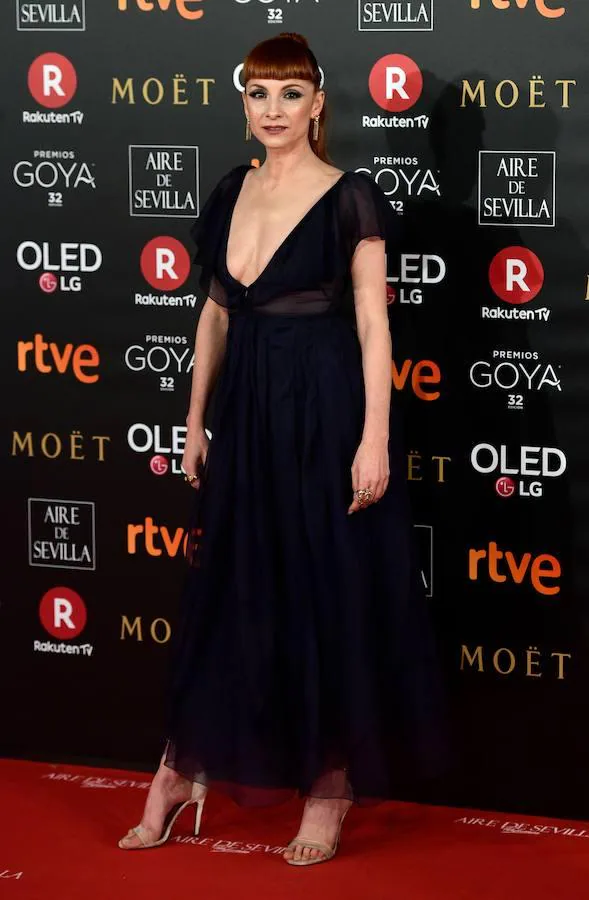 La alfombra roja de los Goya 2018, en imágenes. La actriz española Najwa Nimri con un calzado de Úrsula Mascaró.