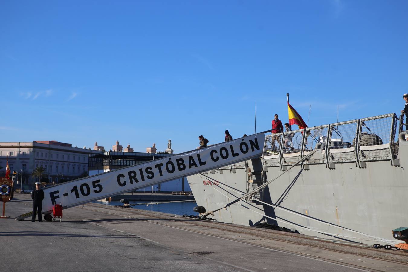 Puertas abiertas de la fragata Cristóbal Colón
