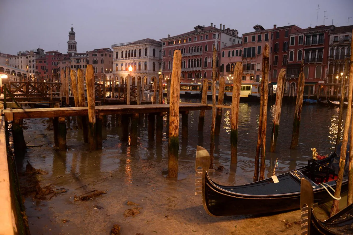 Los principales canales de Venecia se encuentran casi sin agua, dificultando la navegación.. 