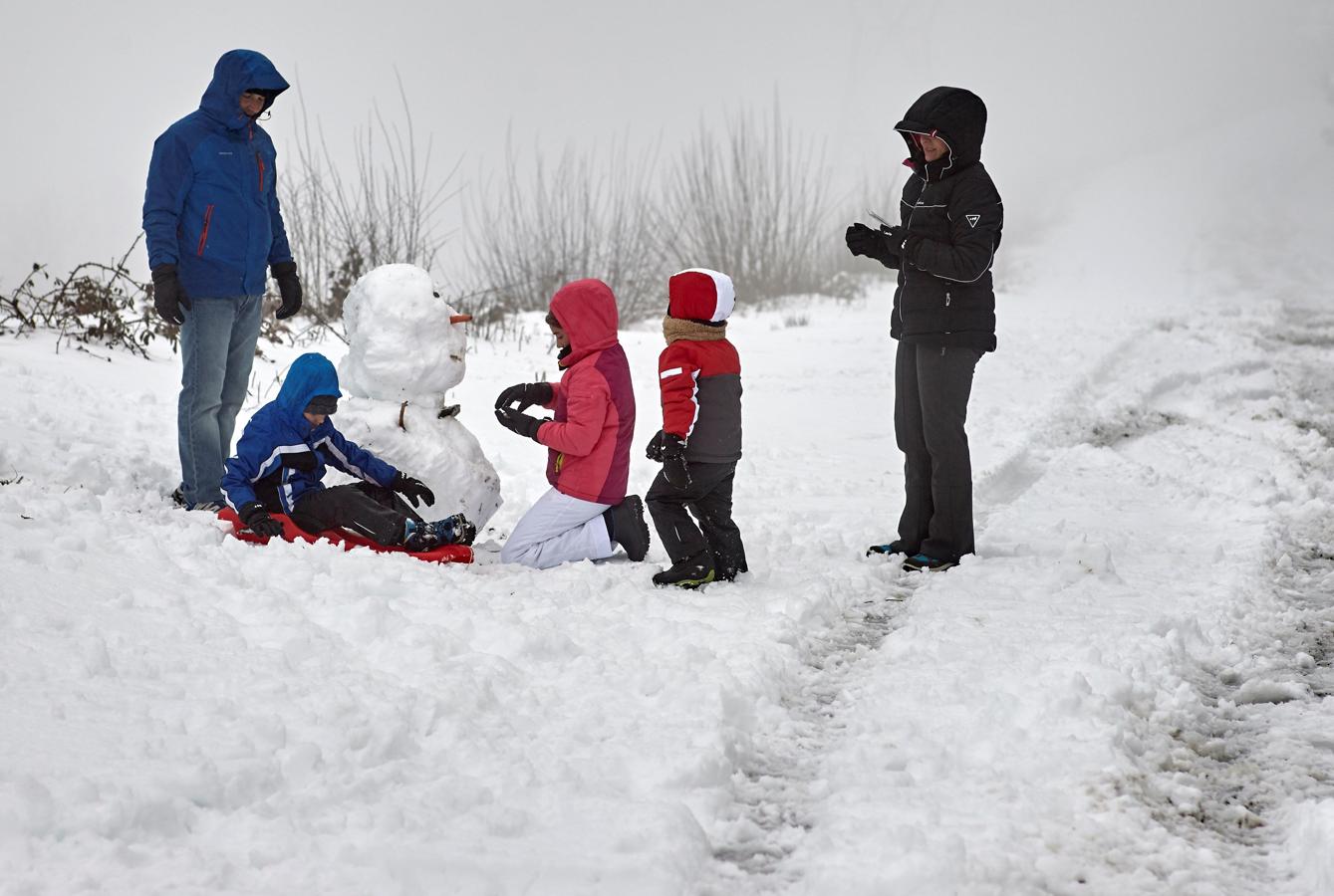 Una familia disfruta de la nieve en O Cebreiro (Lugo) a 1300 metros de altitud. 