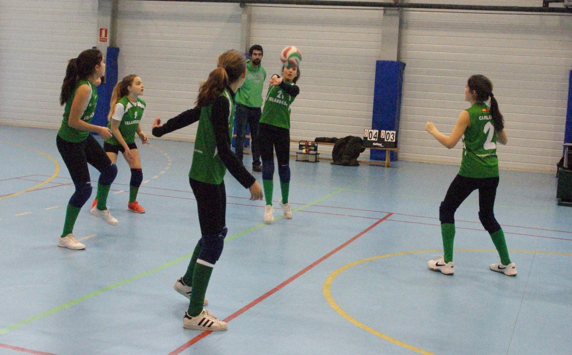 Las mejores imágenes del partido de voleibol que enfrentó al Antamira y al Irlandesas