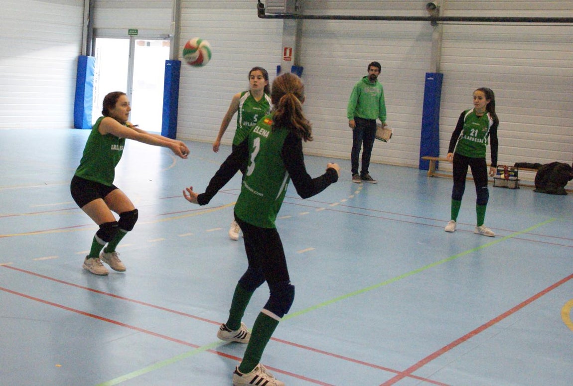 Las mejores imágenes del partido de voleibol que enfrentó al Antamira y al Irlandesas